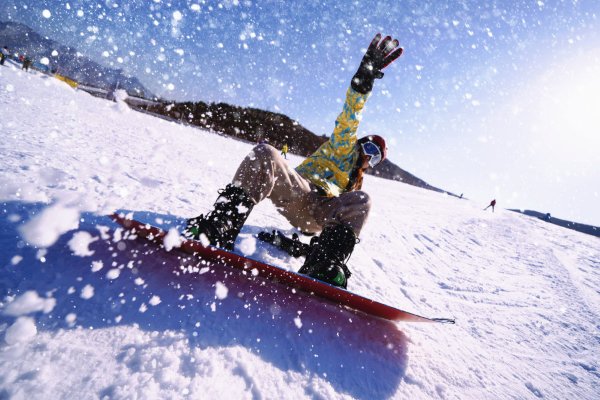   游客在山东济南莱芜雪野滑雪场滑雪（2024年2月11日摄）。新华社发