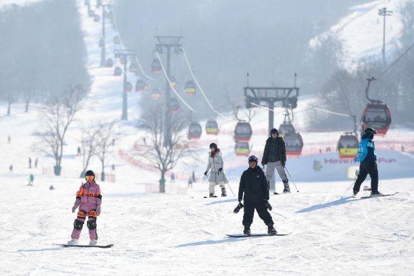 2024年2月11日，滑雪爱好者在吉林市万科松花湖度假区滑雪。新华社记者 张楠 摄