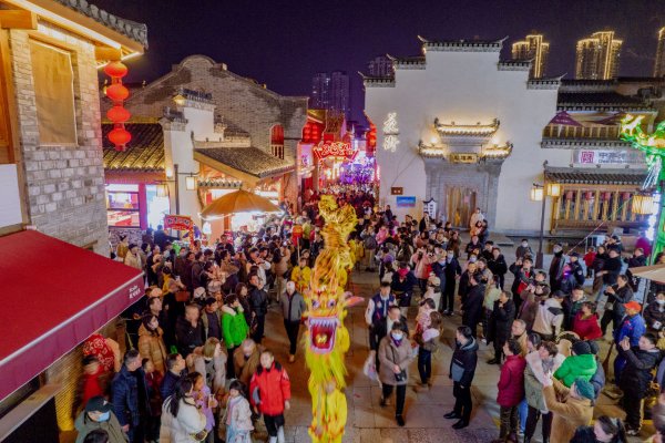   舞龙巡游在安徽芜湖古城花街上演（2024年2月10日摄）。新华社发