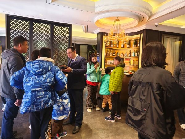   在位于山东济南大观园景区的城南往事大观楼店内，顾客排队等待就餐（2024年2月13日摄）。新华社记者 陈国峰 摄
