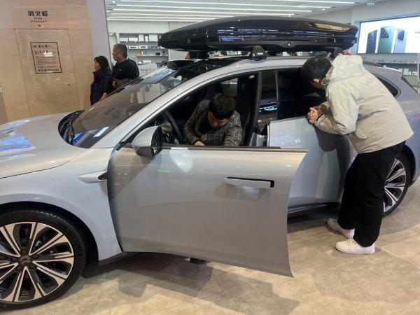   在安徽合肥万象城购物中心，顾客体验一款新能源汽车（2024年2月11日摄）。新华社发（杨元元 摄）