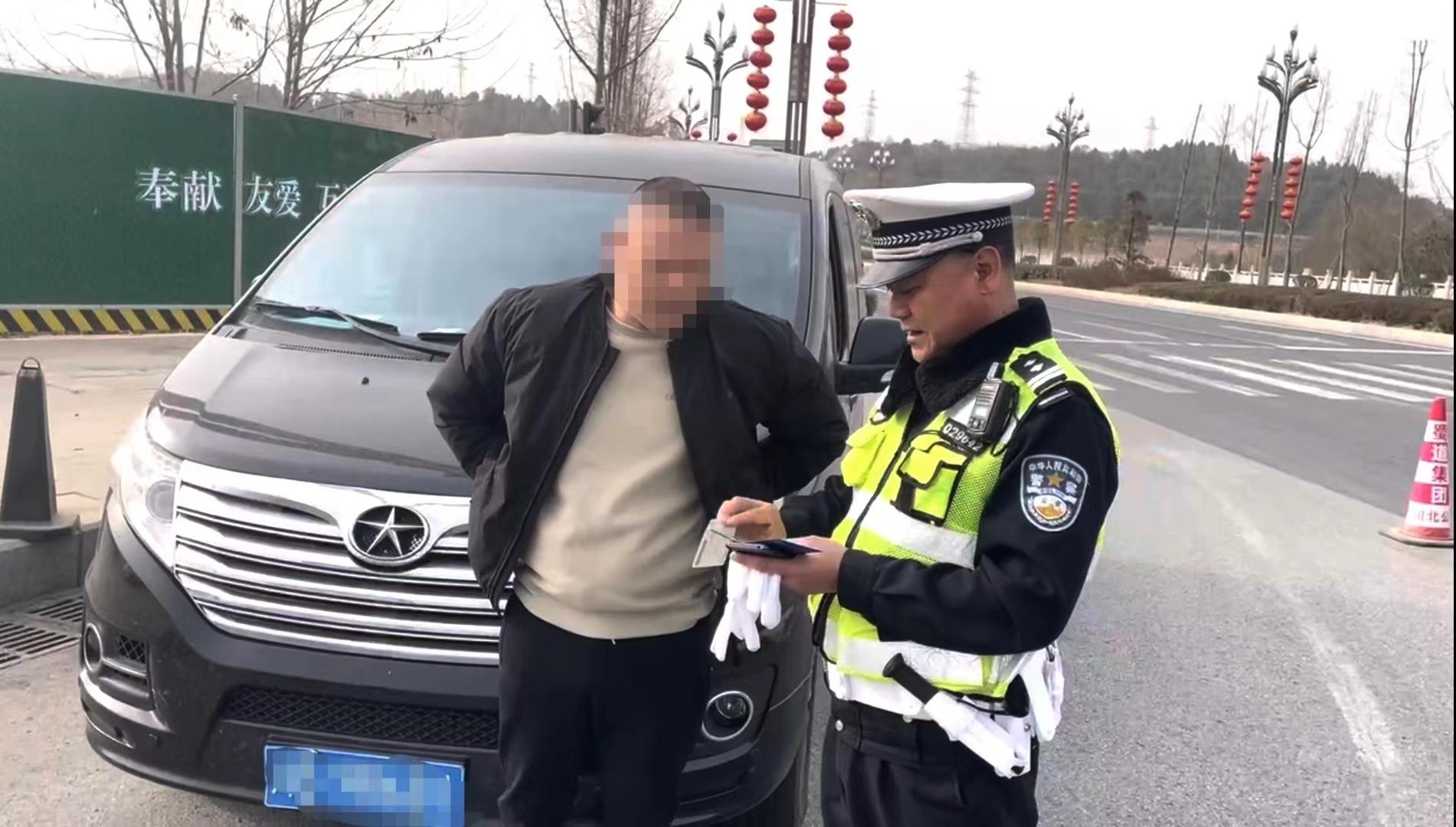 累计被记32分，男子驾驶证被暂扣仍开车上路：以为春节期间交警不会检查