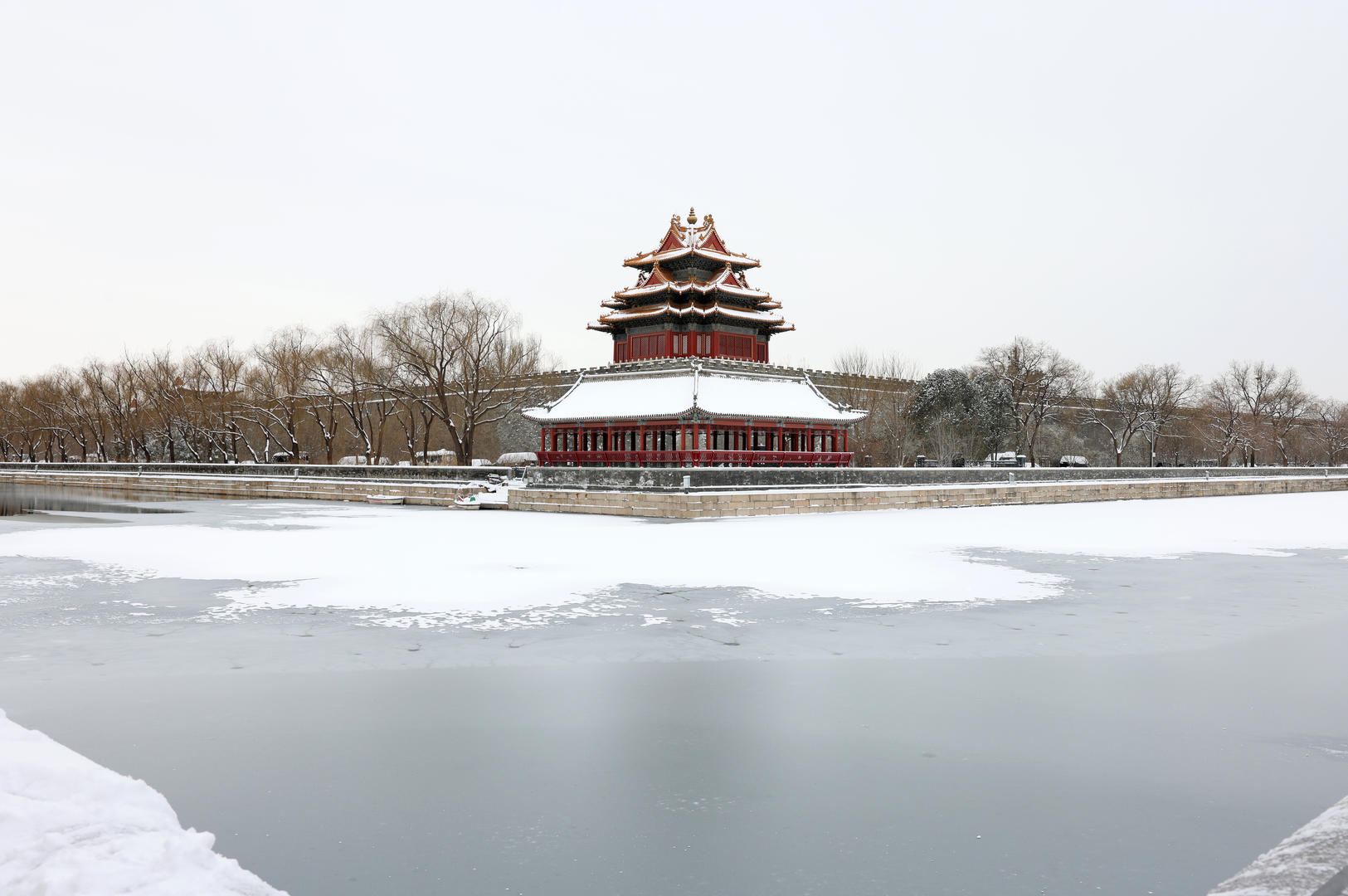 ▲2024年2月21日，北京，雪后故宫角楼。图据视觉中国