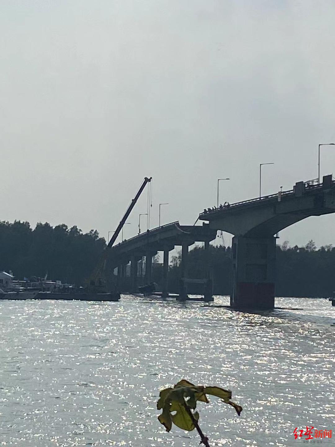 广州沥心沙大桥被撞事故后续：已寻获2名罹难者遗体，一辆小车被打捞出水
