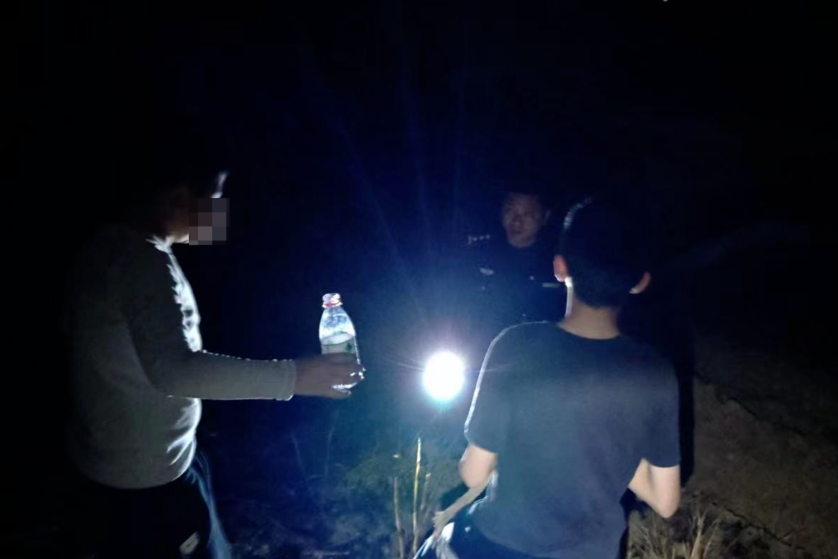 两男童迷路被困山中，警方凭一细节锁定大概位置，赶在孩子手机电量耗尽前找到