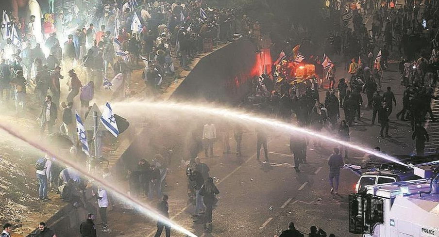 ▲2023年3月27日，以色列特拉维夫，抗议者与警察发生冲突