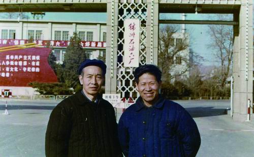 1983年，顺丁橡胶工业化生产成功后，周望岳（右）和张国栋在锦州六厂大门前合影。周望岳供图