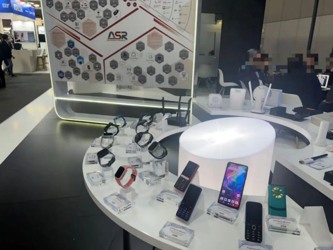 图：MWC24上ASR展出多款搭载其芯片的智能穿戴设备产品。