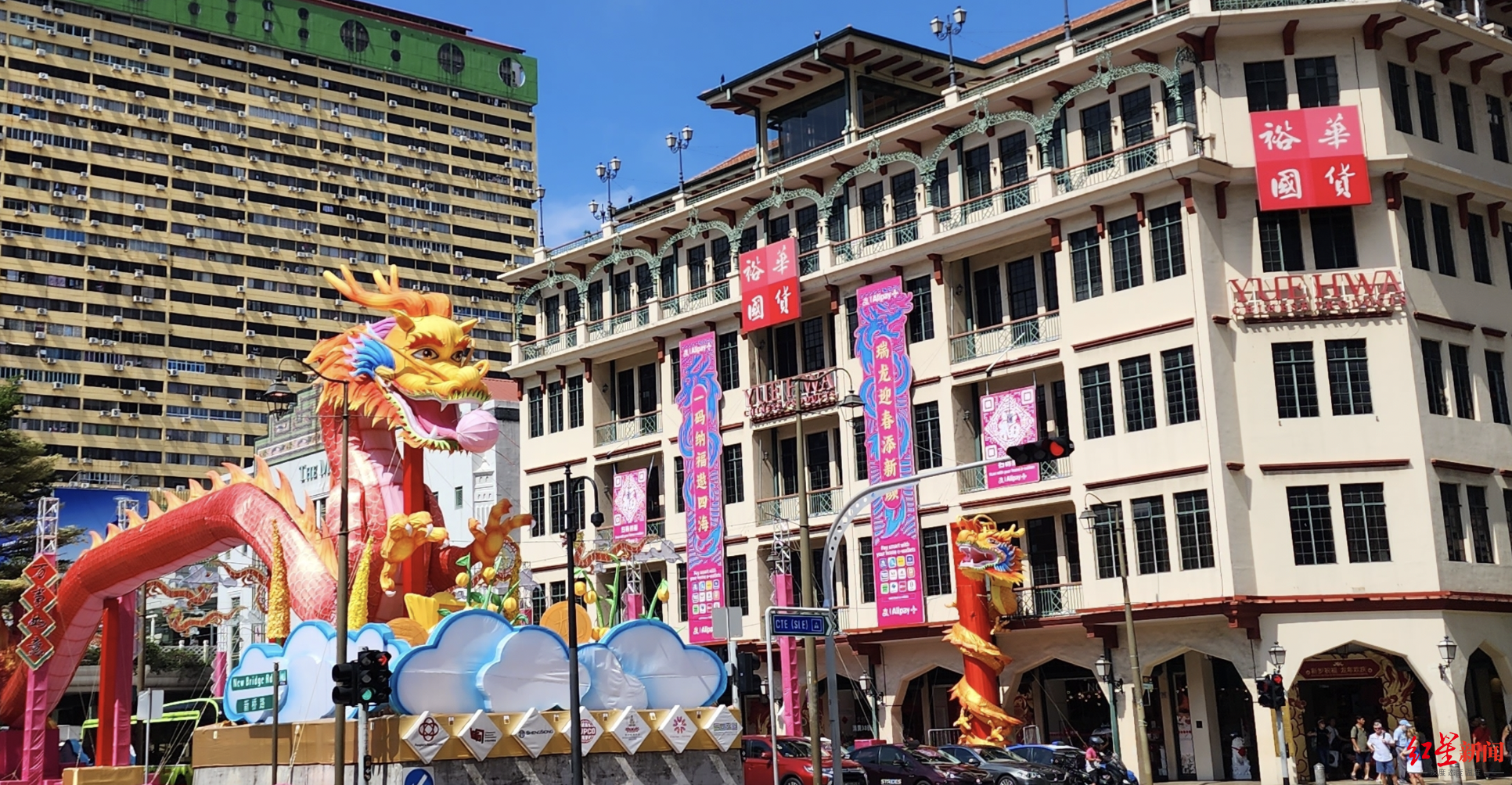 新加坡著名的裕华国货拉起横幅欢迎中国游客 