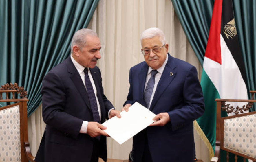 ▲巴勒斯坦总统阿巴斯（右）接受政府辞呈