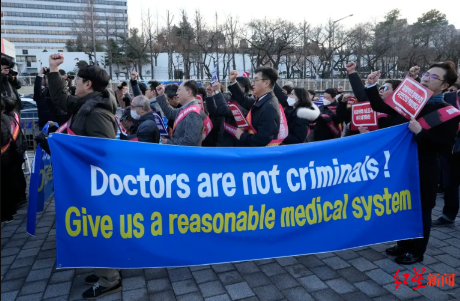 ▲初级医生在韩国总统府门前举行抗议