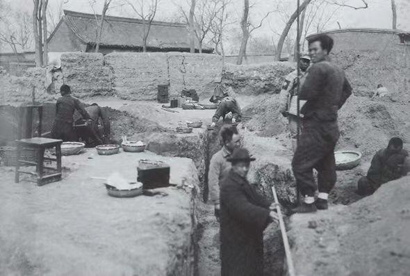 1929年，董作宾（下方戴帽者）和李济（董左手旁）在殷墟发掘现场