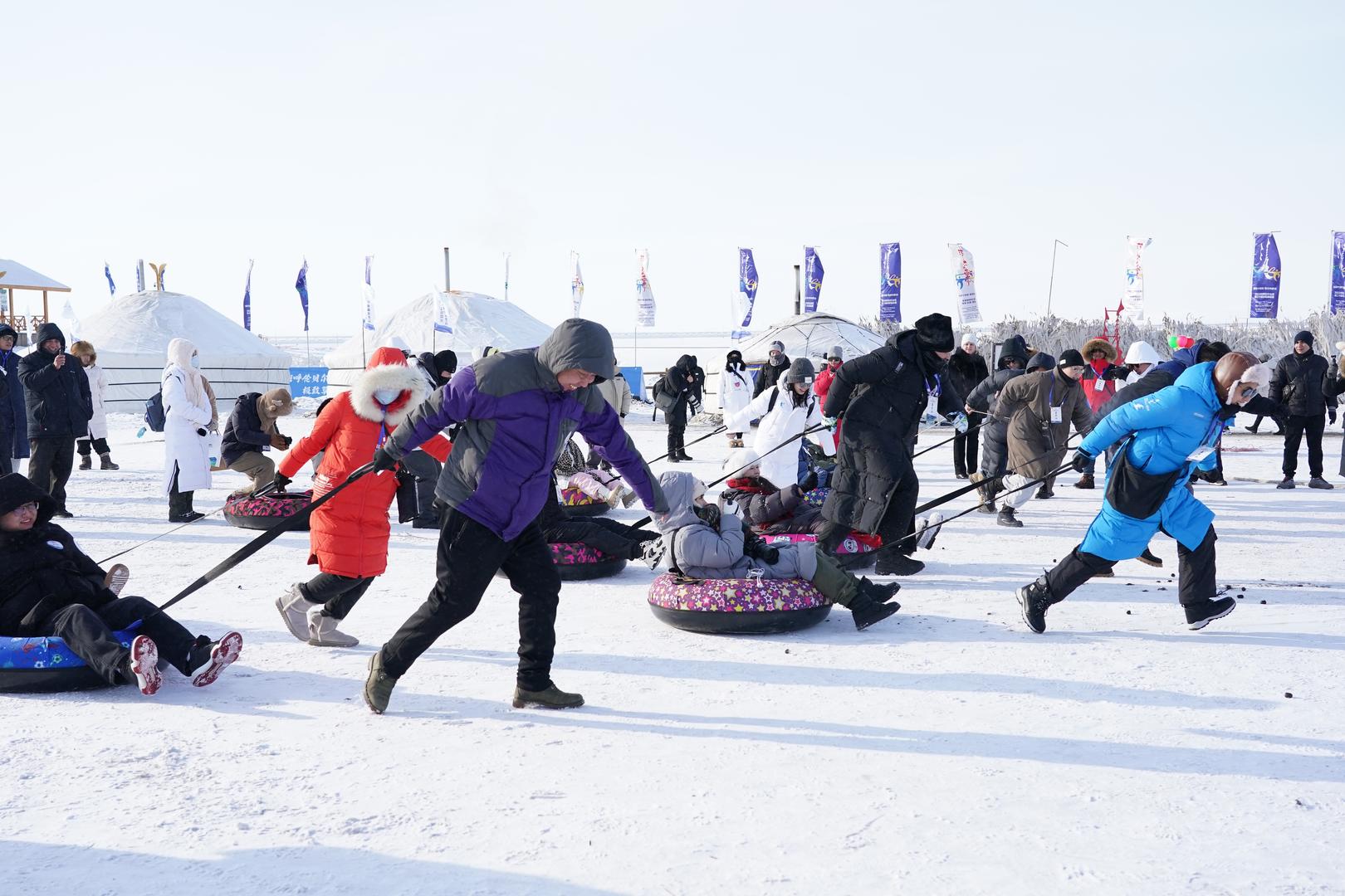 ▲2024年2月19日，游客在呼伦贝尔莫尔格勒河景区参加冰雪体验活动。图据视觉中国