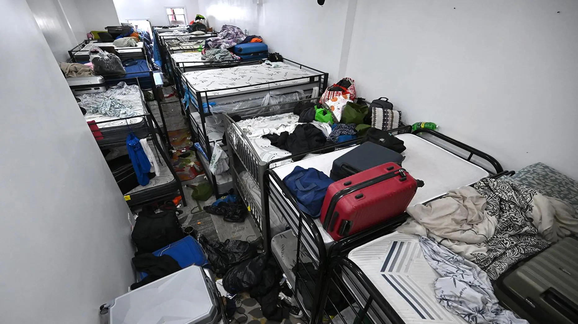 纽约惊现非法地下庇护所：74名移民每月交300美元，倒班制轮流睡觉