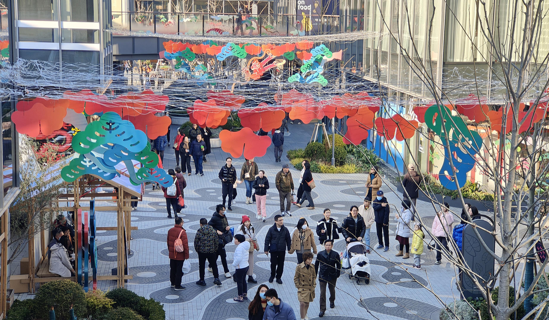 ▲2024年2月16日，上海龙华会商业街区新春游园会吸引众多市民游客。图据视觉中国