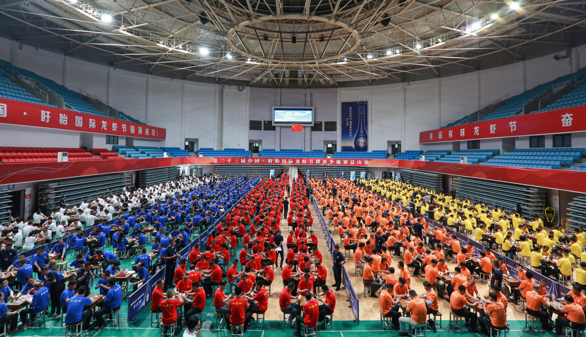▲2023年6月18日，江苏淮安盱眙县体育馆，参加掼蛋决赛的选手在进行比赛。图据ICphoto