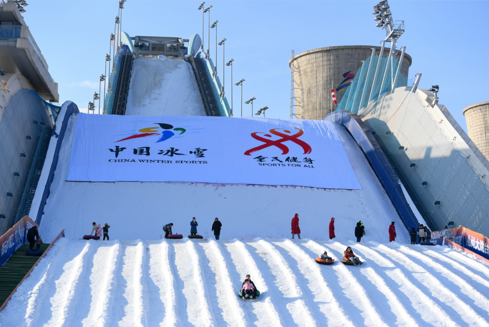 游客在首钢滑雪大跳台体验“雪圈冲浪”。新华社记者 鞠焕宗 摄