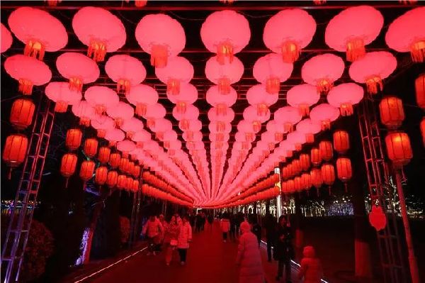 ↑过年期间，滨州处处张灯结彩，一派喜庆气氛。