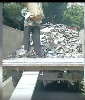 ▲建筑工人倾倒建筑垃圾