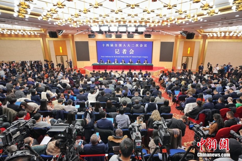 3月6日，十四届全国人大二次会议在北京举行记者会。中新社记者 杨华峰 摄