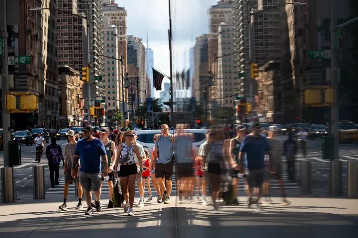 ▲资料图片：人们走在美国纽约街头。（新华社发）