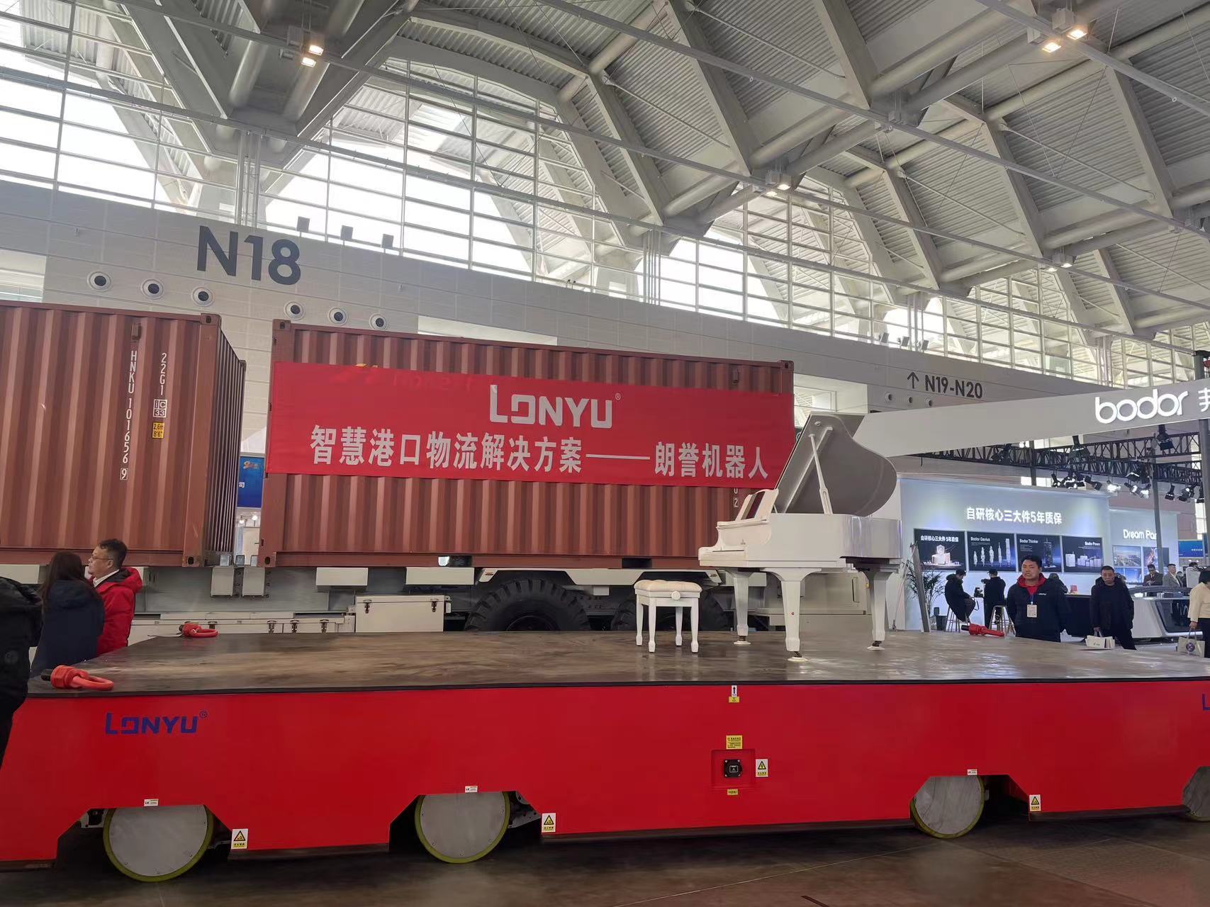 天津朗誉科技现场展出的200吨超重载AGV 图片来源：每经记者 王紫薇 摄