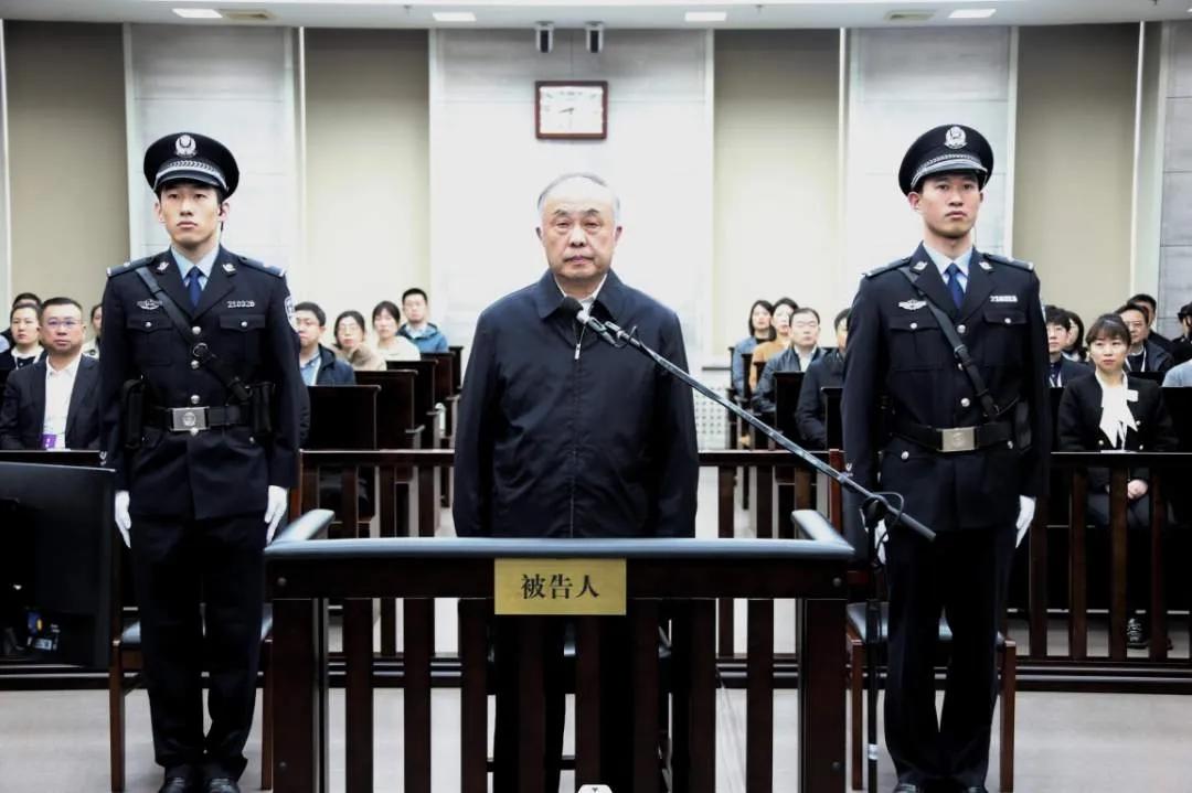 退休10年的国家烟草专卖局原副局长何泽华受审，被控25年受贿9.43亿