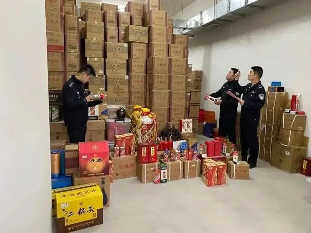 台州市涉案财物管理中心一处库房内，警方清点查获的“特供”假酒。图片来源：新华社