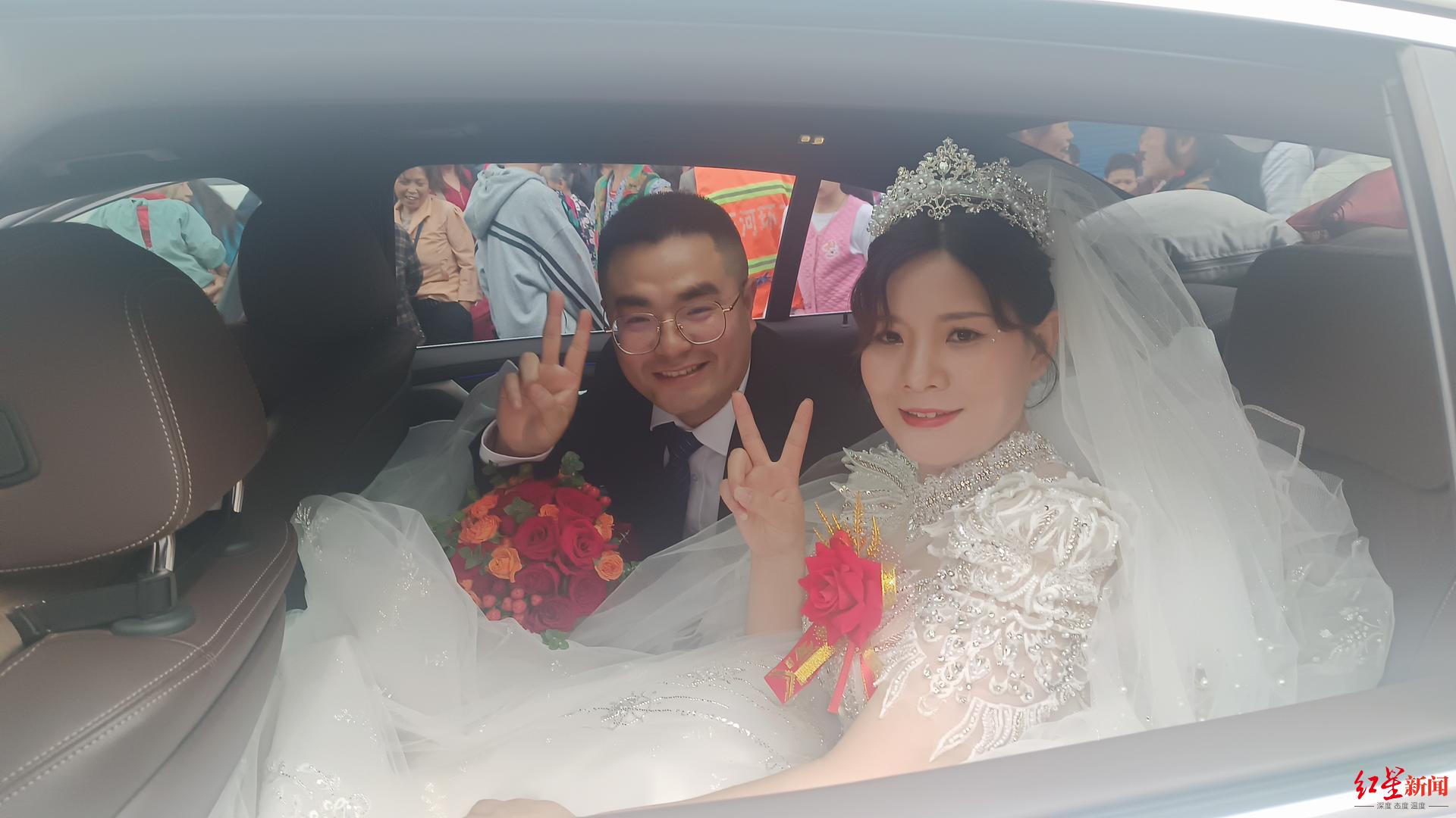▲甘宇夫妇在婚车上向亲友致意