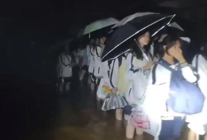 ▲20日下午，清远市阳山县一所中学发生内涝，700多名学生被安全转移 据清远消防支队