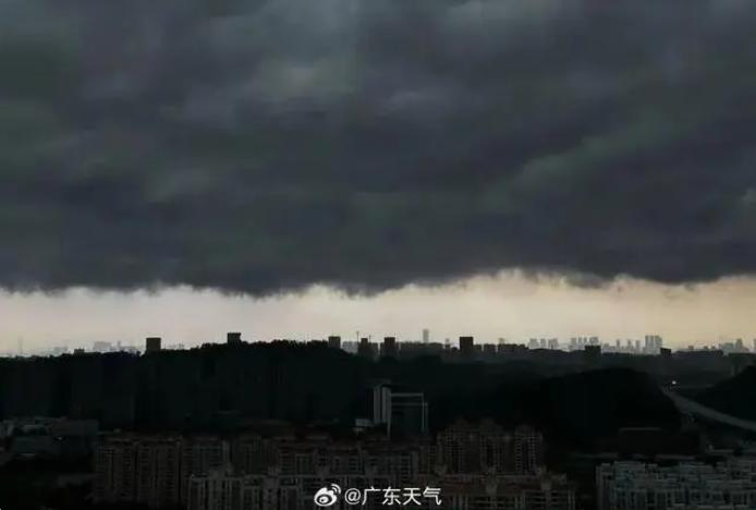 ▲4月20日下午，雷雨云团横扫广东，广州黄埔黑云压城 图据广东天气