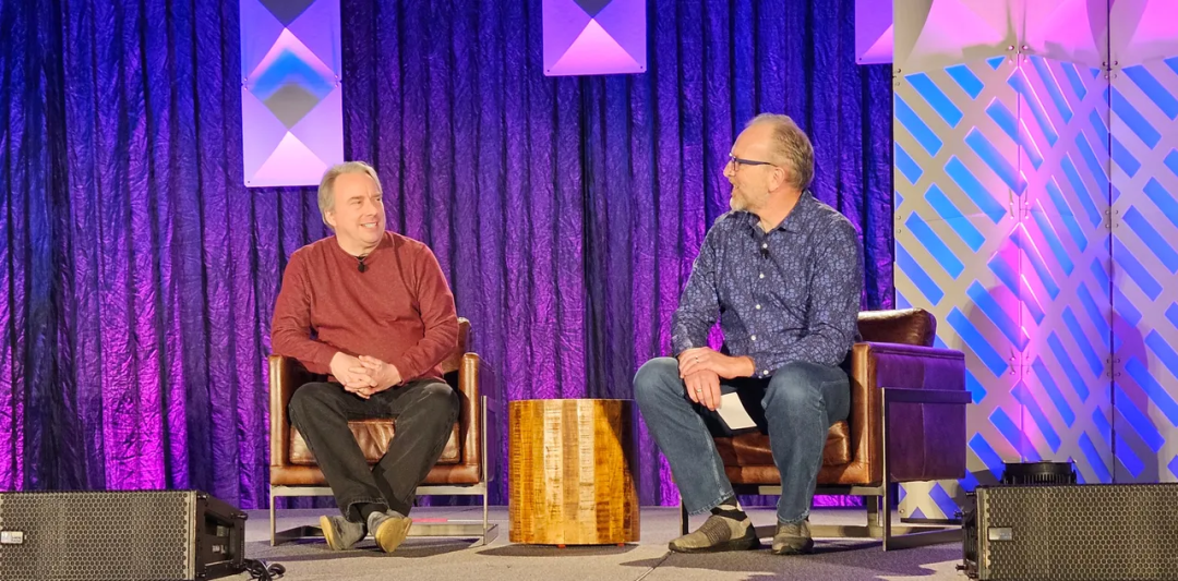 左为 Linus Torvalds、右为 Dirk Hohndel。