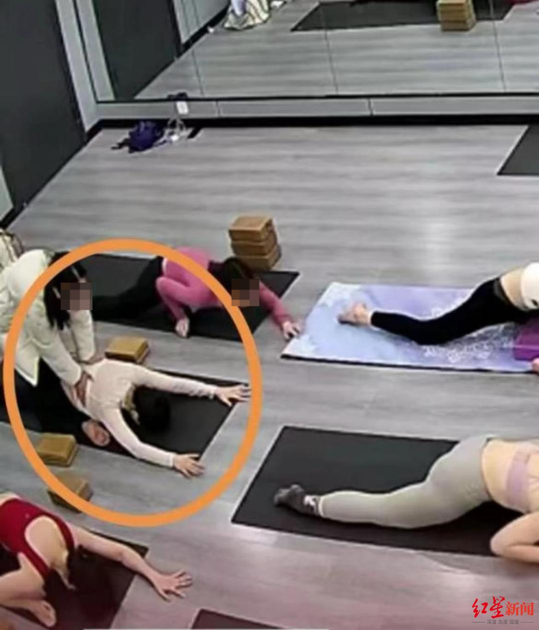 ▲女子上瑜伽课被压骨折现场 网传视频截图