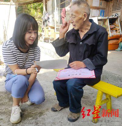 ▲熊蕊（左）在宝兴县五龙乡东升村采访当地村民