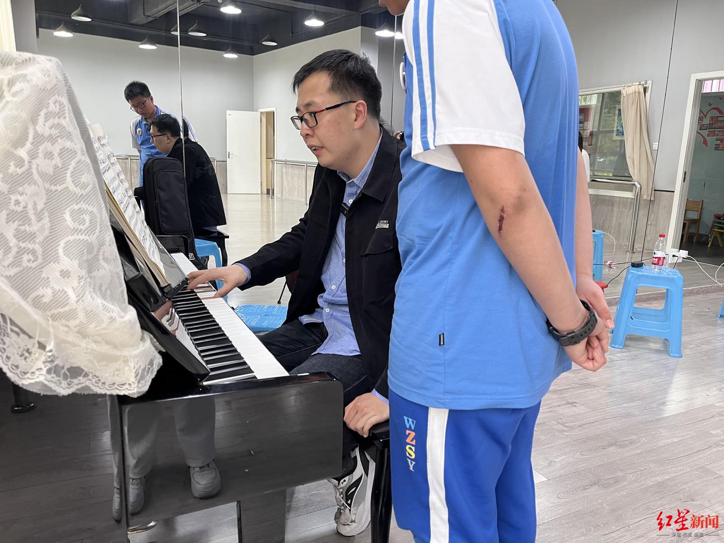 ▲白玮成正在对学生进行钢琴教学