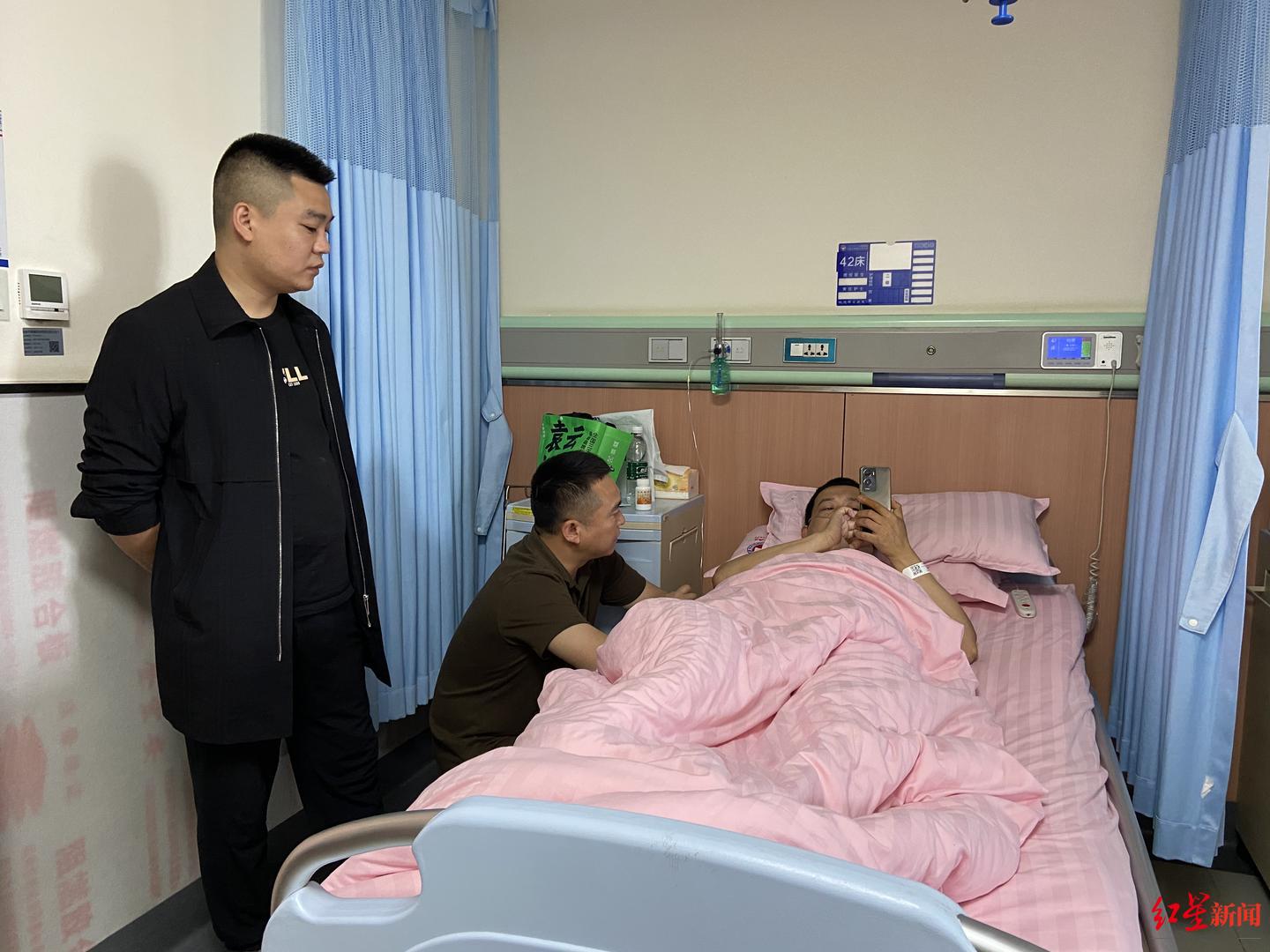 ▲杨甫和孙勇在医院看望刘勇