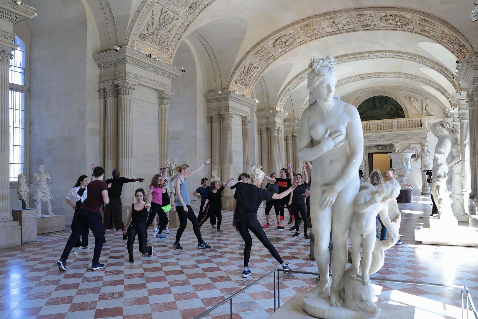▲在卢浮宫的女像柱厅，人们正在排练“运动之旅”。此次彩排是卢浮宫展览“奥林匹克精神”的一部分