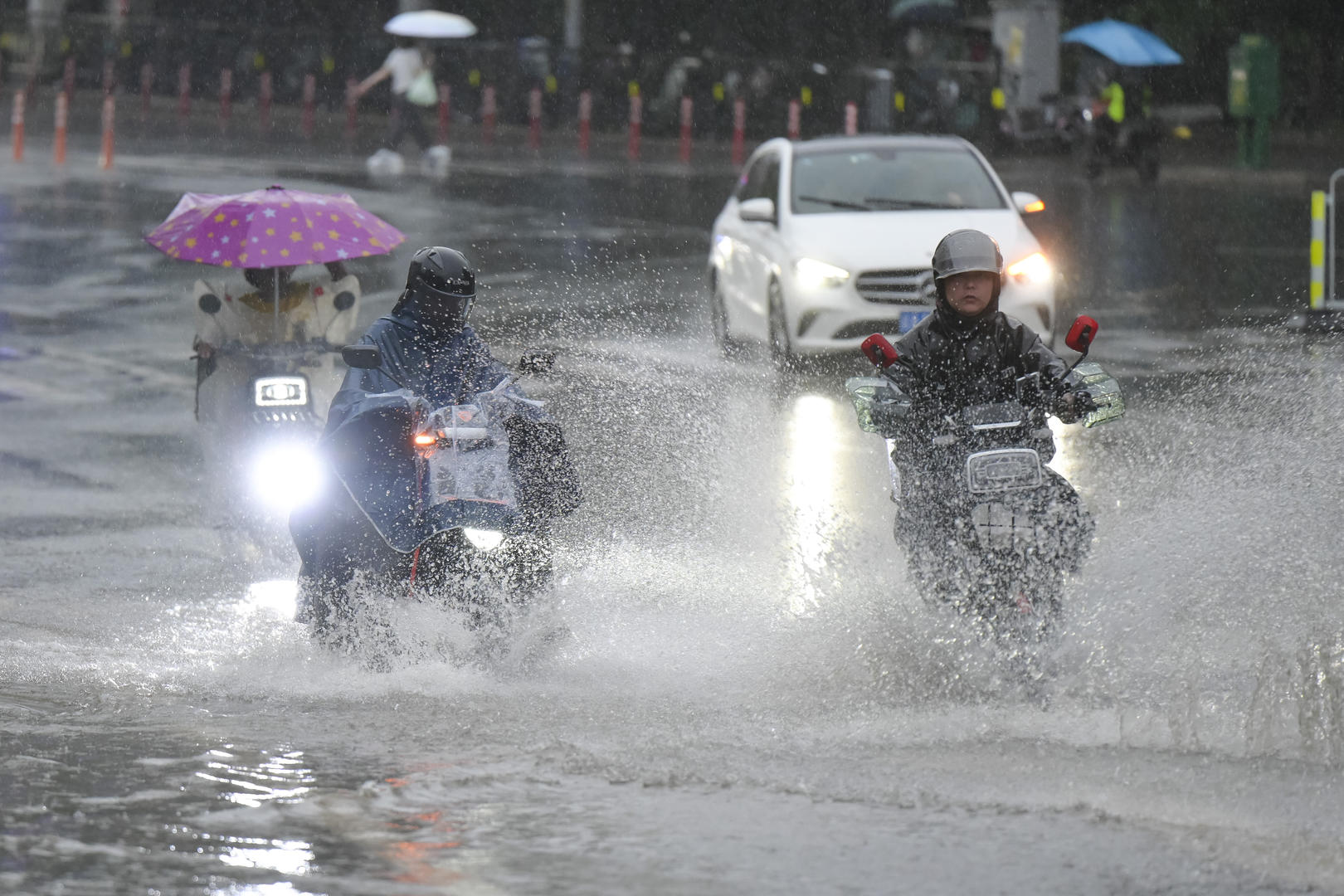 ▲4月20日，受强对流天气影响，广州出现持续强降雨天气。图据视觉中国