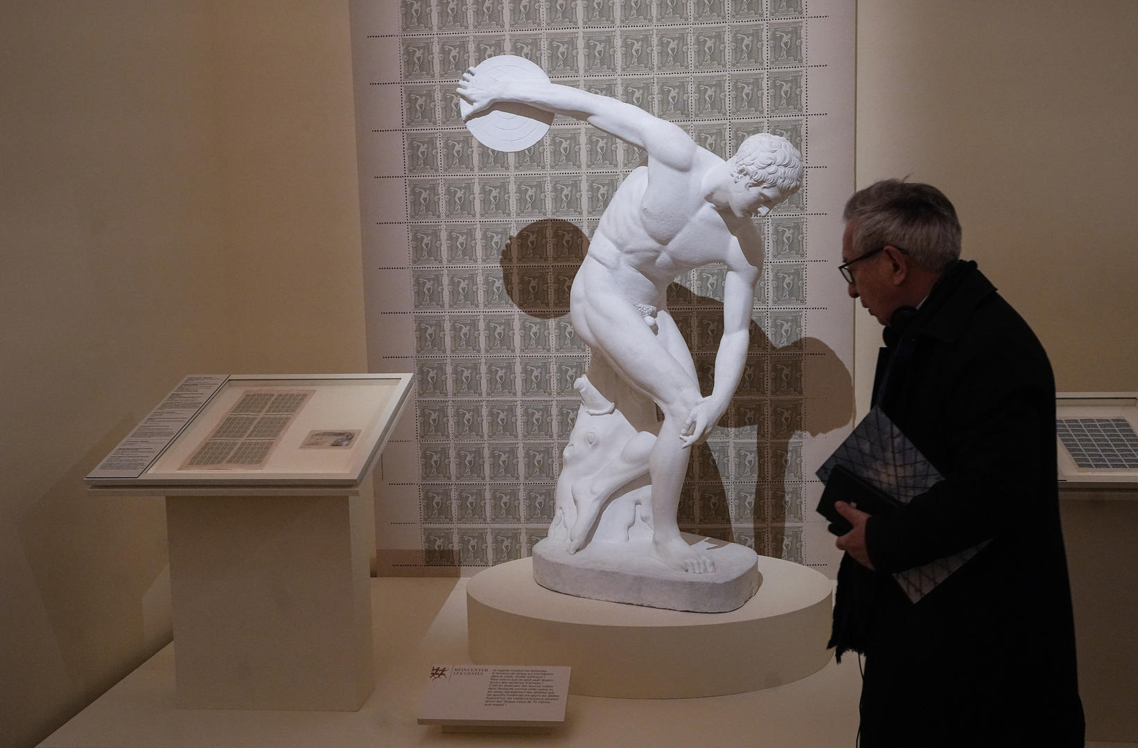 ▲一名参观者走过卢浮宫博物馆的“奥林匹克精神”展览