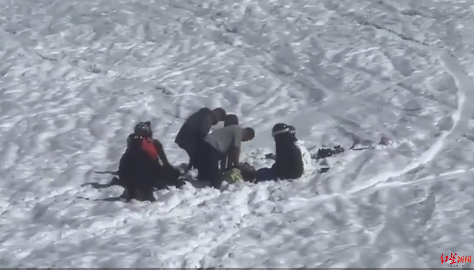 新疆可可托海滑雪场一男子滑至野雪区受伤身亡，当地上月曾发公告严禁滑野雪