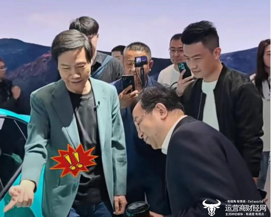 北京车展雷军向王传福称赞小米汽车很帅 王传福凑近观察！