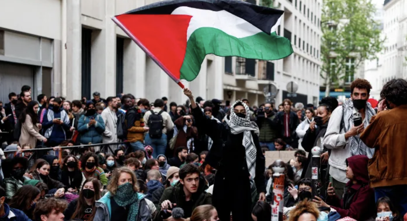 ▲巴黎政治学院学生呼吁停止在加沙地带实施种族灭绝