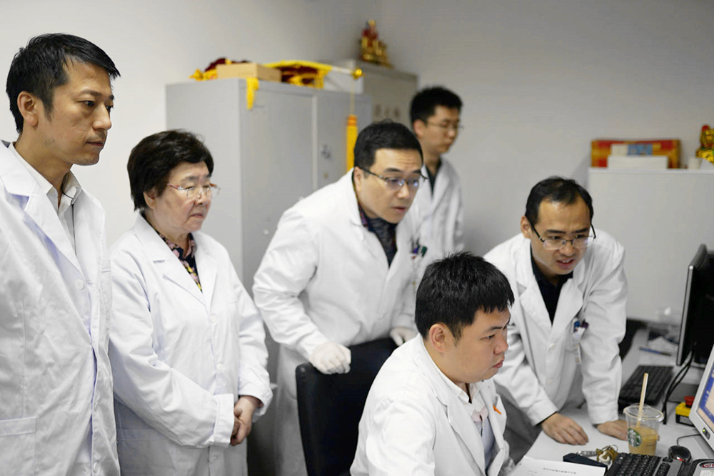 国产“磁波刀”治疗时，医生可通过后台监视屏上的实时磁共振图像，指导手术操作。上海市第一人民医院 供图