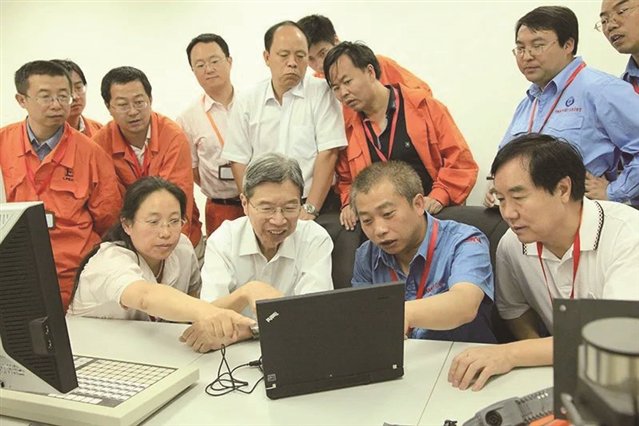 科研团队在神华包头项目开工现场。