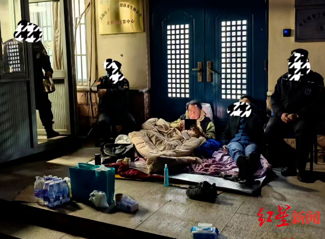 4月29日夜，张永振与团队人员继续睡在实验室大楼门口。受访者供图