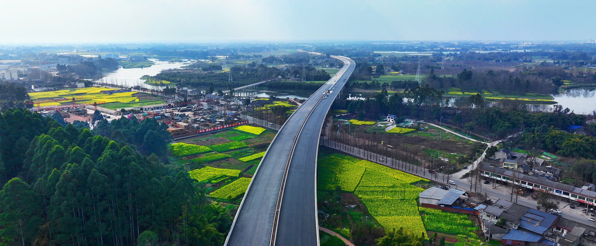 天邛高速项目主线路面铺筑完成，预计6月建成通车