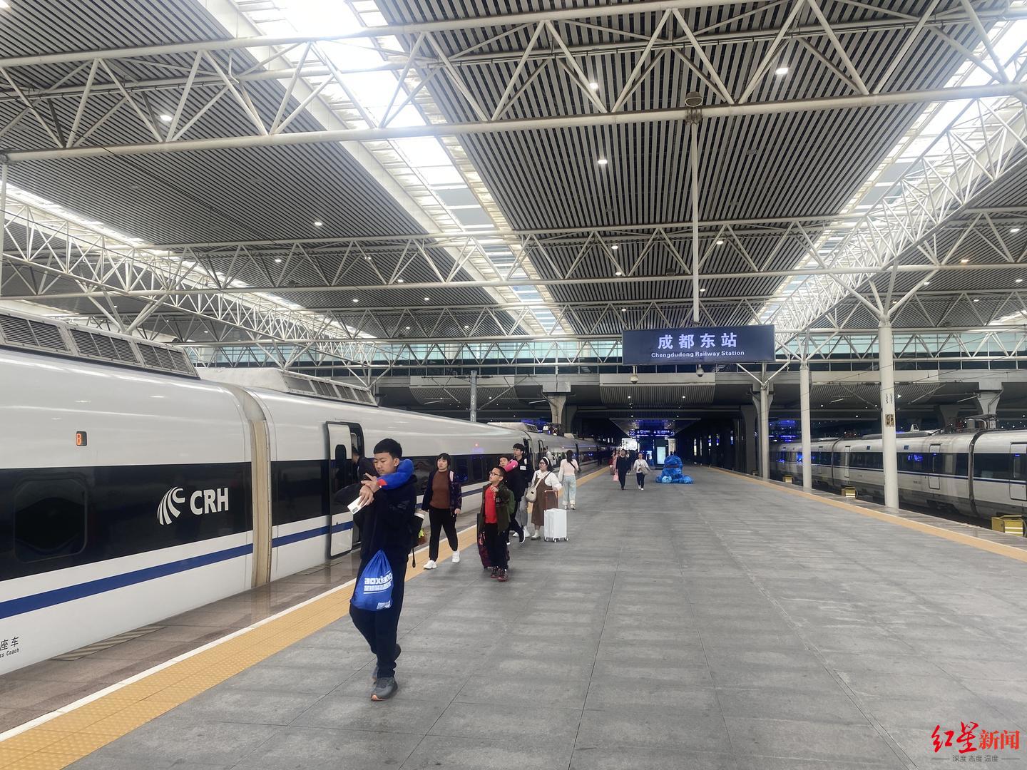 今起，川青铁路成都东至镇江关常态化开行旅游列车