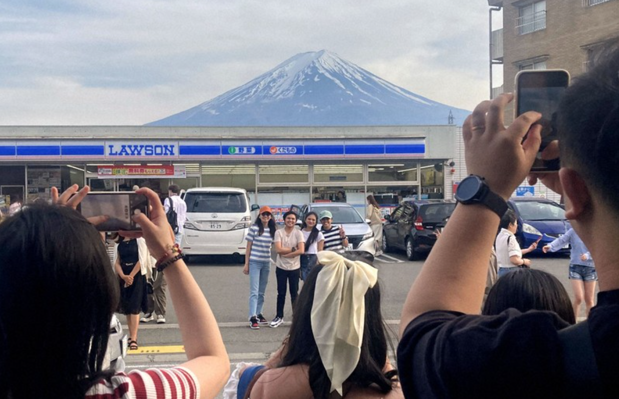 ▲众多游客来富士山下一小镇上的便利店拍照打卡