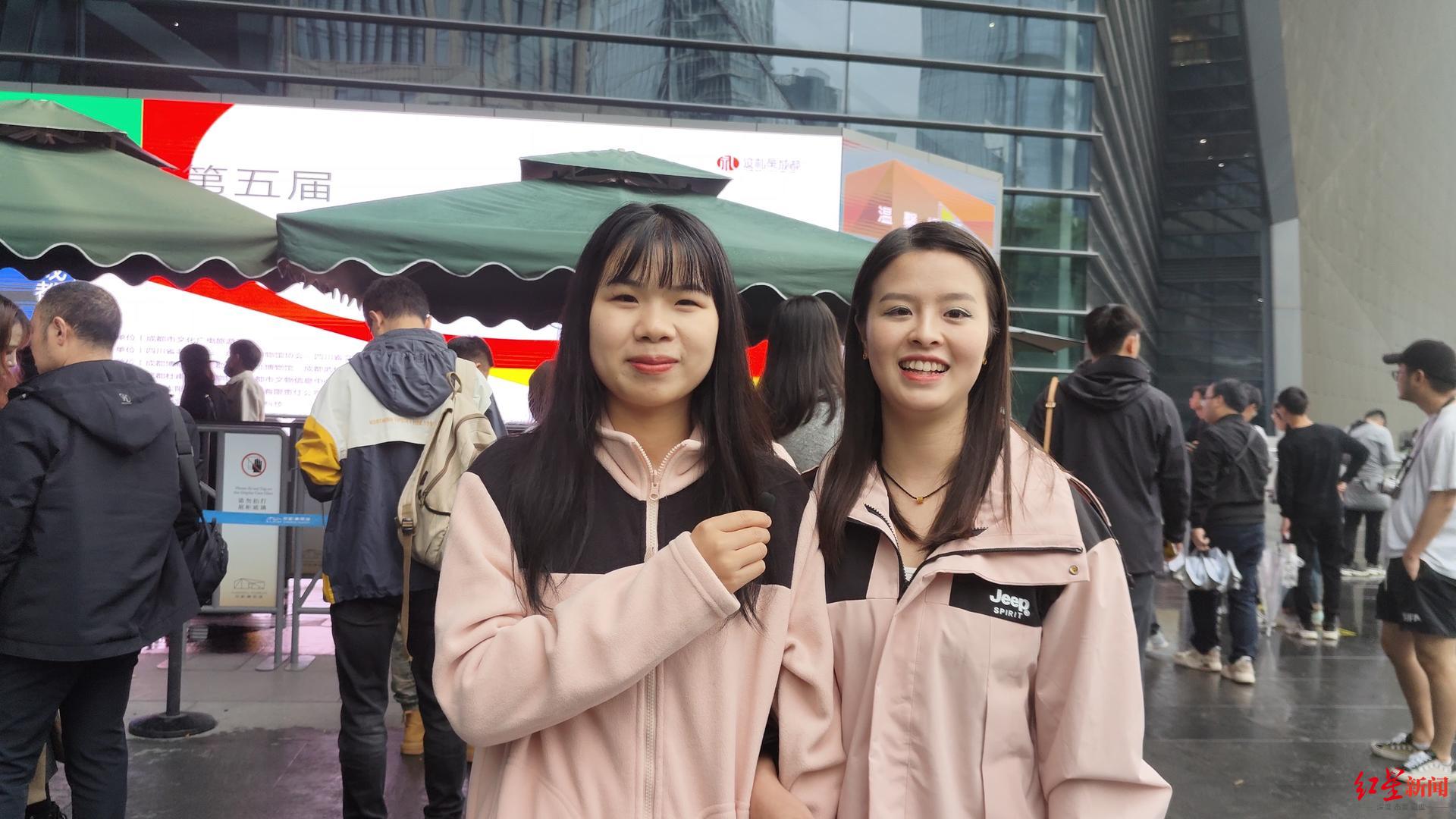 ▲来自重庆的徐女士（左）和彭女士（右）