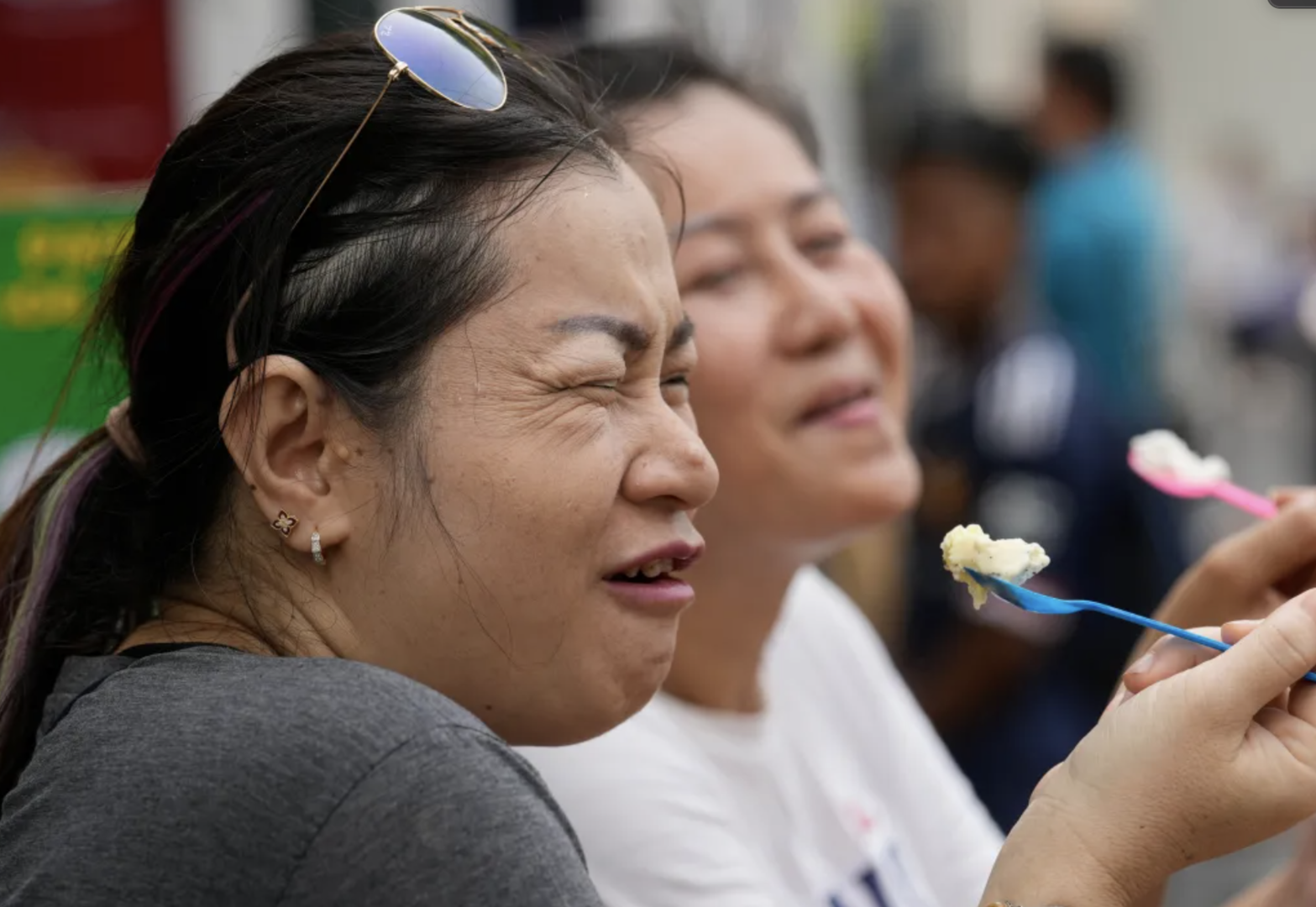 ▲泰国曼谷街头，人们在吃冰淇淋解暑